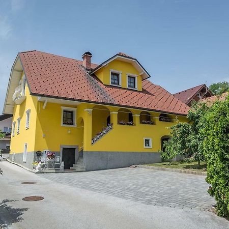Apartma Ajda Komenda Екстериор снимка