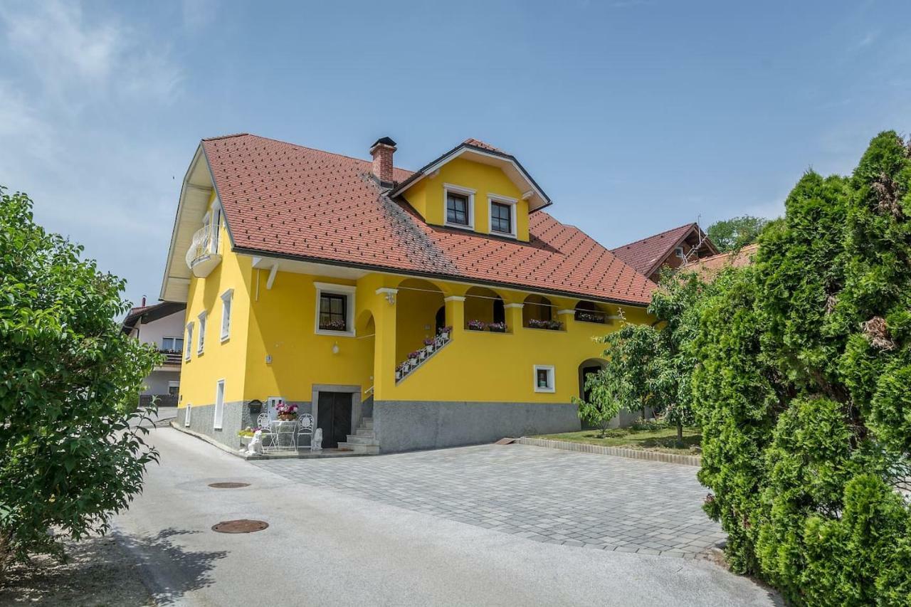 Apartma Ajda Komenda Екстериор снимка