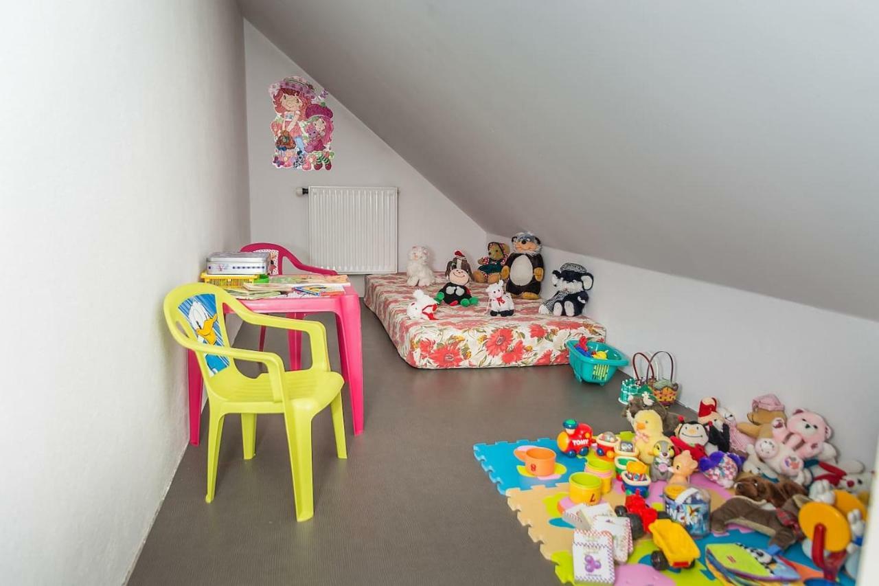 Apartma Ajda Komenda Екстериор снимка